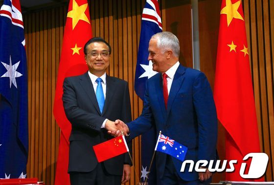 [사진] 악수하는 중국- 호주 총리