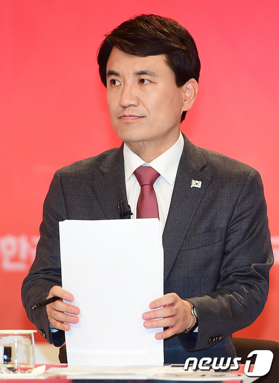 대선 토론회 참석한 김진태