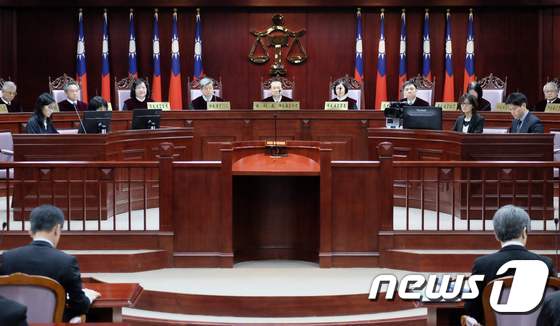 24일 타이베이 헌법재판소는 동성 결혼 합법화 관련 위헌 여부에 대한 심의를 첫 진행했다. © AFP=뉴스1
