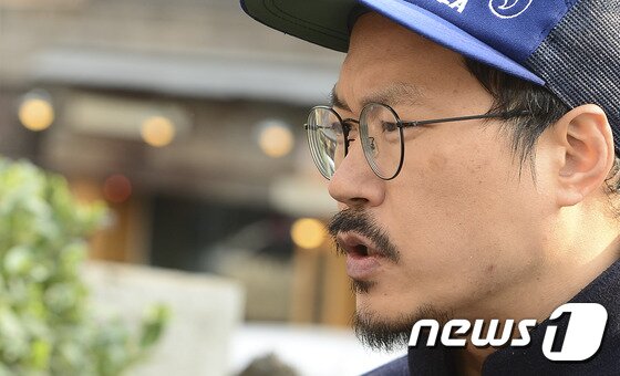 본문 이미지 - 작가 백현진이 24일 오후 서울 마포구 연남동의 한 카페에서 뉴스1과 인터뷰를 하고 있다. 2017.3.24/뉴스1 ⓒ News1 신웅수 기자