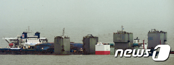 세월호 안착시킨 바지선과 반잠수식 선박