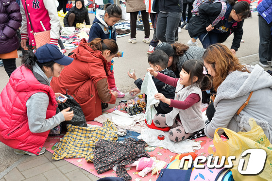 (서울=뉴스1) = 25일 서울 양천구 양천공원에서 열린 '알뜰가정 벼룩시장'에 참가한 어린이가 물건을 판매하고 있다. (양천구 제공) 2017.3.25/뉴스1