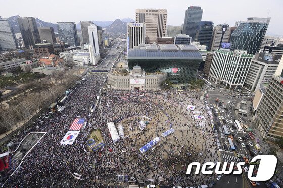 본문 이미지 - 25일 오후 서울 중구 대한문 일대에서 박근혜 전 대통령 탄핵 무효를 주장하는 국민저항 총궐기 국민대회가 열리고 있다.2017.3.25/뉴스1 ⓒ News1 신웅수 기자