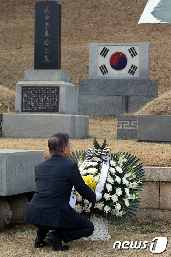 (서울=뉴스1) = 문재인 더불어민주당 대선 예비후보가 25일 오후 서울 용산구 효창공원 내 이봉창·윤봉길·백정기 삼의사 묘역에 헌화하고 있다. (문재인 캠프 제공) 2017.3. …
