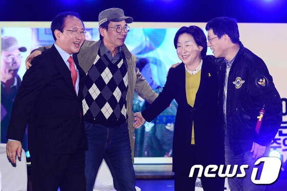 심상정 정의당 대선주자가 26일 오후 경기 고양시 킨텍스에서 열린 '정의당 제19대 대선승리 전진대회'에서 참석자들과 어깨동무를 하고 있다. 왼쪽부터 노회찬 정의당 원내대표, 유시민 작가, 심상정, 진중권 교수. 2017.3.26/뉴스1 © News1 임세영 기자