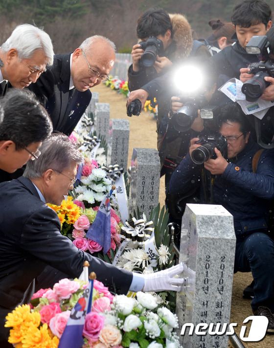 천안함 폭침 사건 7주기, 국립대전현충원 찾은 문재인