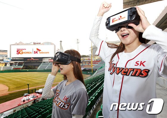 본문 이미지 - SK텔레콤은 인천시 문학동 ‘인천SK행복드림구장’에 대규모 5G 테스트베드를 구축, ‘5G 스타디움’을 시연했다. (SK텔레콤 제공) 2017.3.28/뉴스1