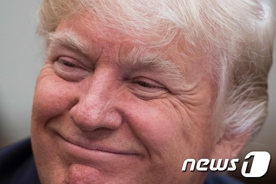 (워싱턴 AFP=뉴스1) 우동명 기자 = 도널드 트럼프 미국 대통령이 27일 (현지시간) 워싱턴 백악관에서 여성 소 사업가들과의 원탁회의에서 참가자의 얘기를 듣고 있다.ⓒ AFP= …