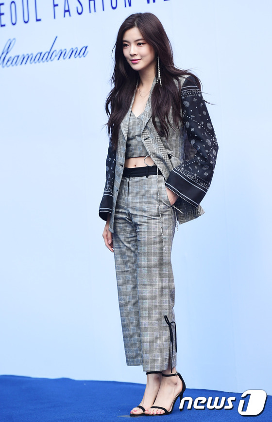 (서울=뉴스1) 권현진 기자 = 배우 이선빈이 28일 오후 서울 중구 동대문디자인플라자(DDP)에서 열린 \'2017 F/W 헤라 서울패션위크(HERA Seoul Fashion w …