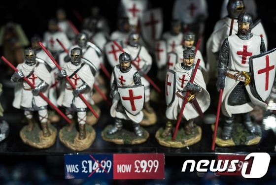 (런던 AFP=뉴스1) 우동명 기자 = 28일 (현지시간) 런던의 한 기념품 판매점에서 영국의 수호성인인 성 조지의 피규어를 할인 판매하고 있다. 테리사 메이 영국 총리가 이날 E …