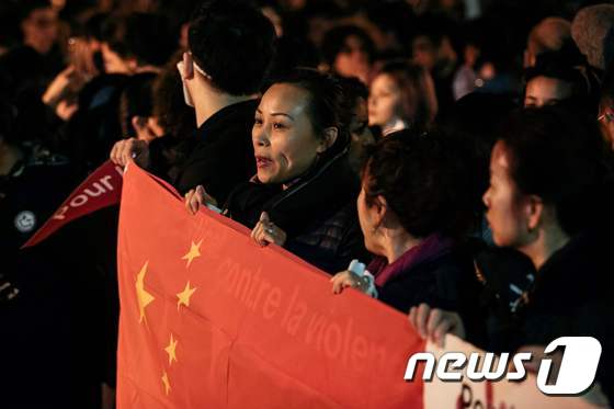 [사진] 중국인들 파리 경찰서 앞 항의시위