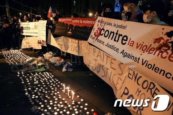 [사진] 파리 경찰서 앞  “폭력 반대…평화 지지”