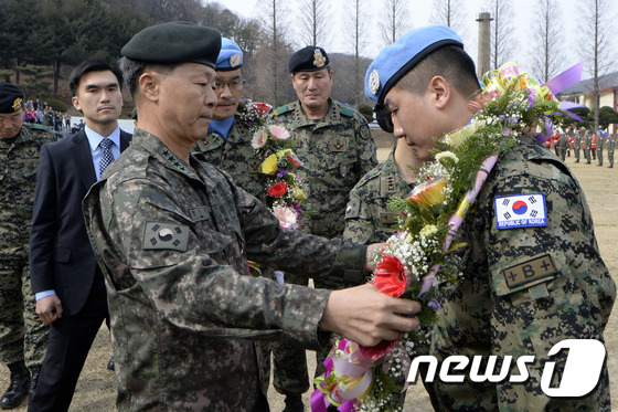 꽃목걸이 걸어주는 장준규 육군참모총장
