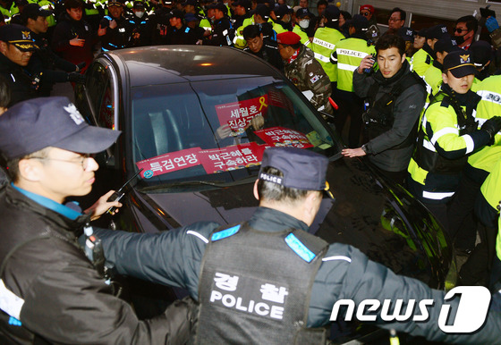 박 전 대통령 자택 앞 차량기습시위