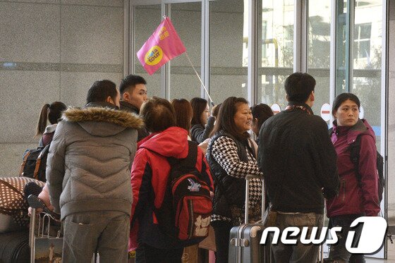 본문 이미지 - 인천국제공항 입국장 앞에 중국인 관광객들이 모여있다. 2017.3.3/뉴스1 ⓒ News1 황기선 기자