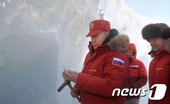 [사진] 푸틴, 북극도 탐내나