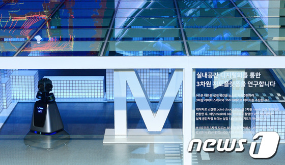지난 3월에 개최된 '2017 서울모터쇼' 프레스데이 행사에서 네이버랩스가 3차원(3D) 실내 정밀지도 기술을 구현할 로봇 'M1'을 공개 시연하고 있다. 2017.3.30/뉴스1 © News1 임세영 기자