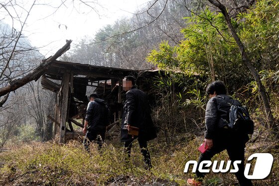 본문 이미지 - 기존 환경영향평가에 안정사로 표시돼있던 폐가. 사진은 지난 29일 촬영. 2017.3.30/뉴스1 ⓒ News1 서근영 기자