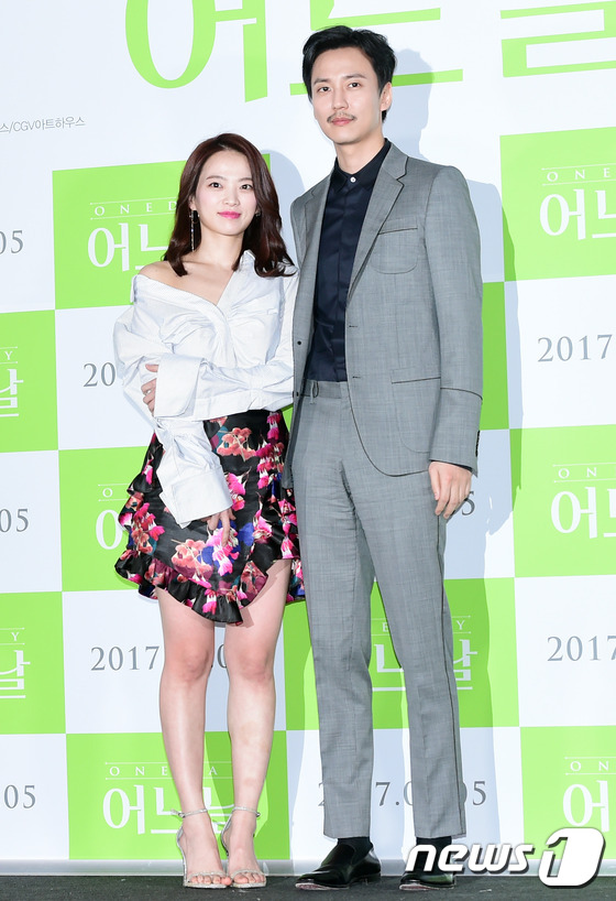 (서울=뉴스1스타) 이진욱 기자 = 배우 김남길, 천우희(왼쪽)가 30일 오후 서울 왕십리CGV에서 열린 영화 가장 ‘어느날’(감독 김윤기) 언론 시사회에 참석해 포즈를 취하고 있 …