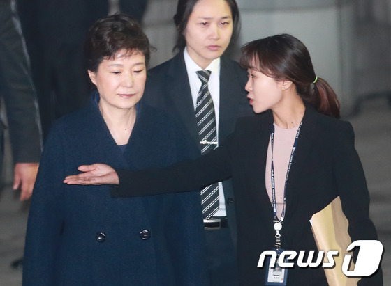 (서울=뉴스1) 사진공동취재단 = 박근혜 전 대통령이 30일 오후 서울중앙지법에서 영장실질심사를 마치고 중앙지검으로 이동하고 있다.2017.3.30/뉴스1