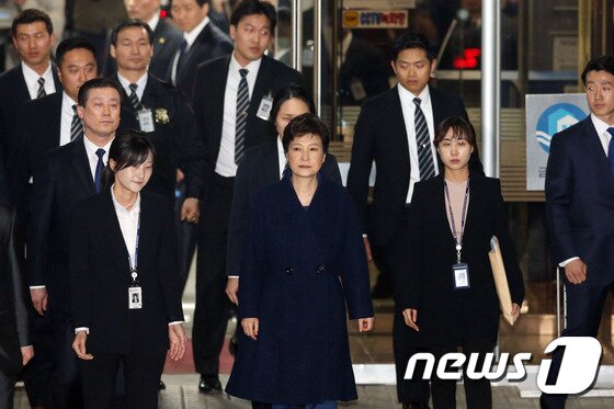 본문 이미지 - 박근혜 전 대통령이 30일 오후 서울중앙지법에서 영장실질심사를 마치고 중앙지검으로 이동하고 있다.2017.3.30/뉴스1 ⓒ News1 사진공동취재단
