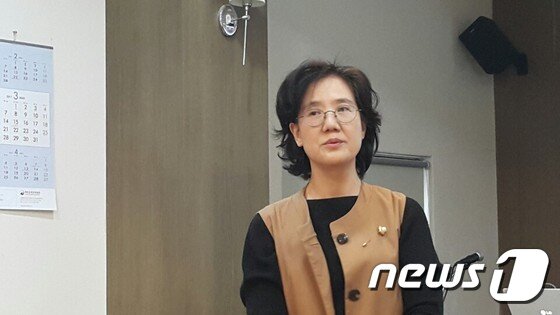 본문 이미지 - 박유하 세종대 교수가 30일 오후 서울 사간동 출판문화회관에서 열린 세미나에서 형사소송 1심재판 판결문을 설명하고 있다.ⓒ News1