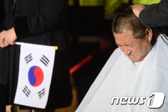 본문 이미지 - 박근혜 전 대통령이 구속된 31일 새벽 서울 강남구 삼성동 박 전 대통령 자택 앞에서 한 지지자가 삭발을 하고 있다. 2017.3.31/뉴스1 ⓒ News1 신웅수 기자