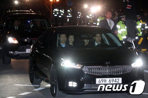 본문 이미지 - 뇌물수수 등의 혐의로 구속된 박근혜 전 대통령이 31일 오전 서울 서초구 서울중앙지방검찰청에서 서울구치소로 이송되고 있다. 전직 대통령 구속은 1995년 전두환-노태우 전 대통령 이후 22년 만의 일이다. 2017.3.31/뉴스1 ⓒ News1 민경석 기자