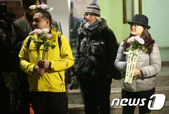 구속 축하 꽃 든 시민들