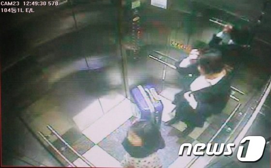 본문 이미지 - A양(오른쪽)이 피해 아동을 유인해 승강기를 타고 자신의 거주지로 향하는 모습이 담긴 CCTV 영상. News1 DB