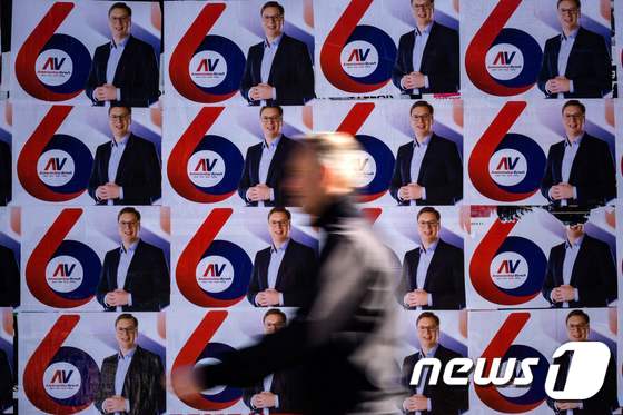 (베오그라드 AFP=뉴스1) 우동명 기자 = 30일 (현지시간) 베오그라드에서  내달 2일 대통령 선거를 앞두고 알렉산다르 부치치 세르비아 총리의 포스터 앞을 시민이 지나가고 있다 …