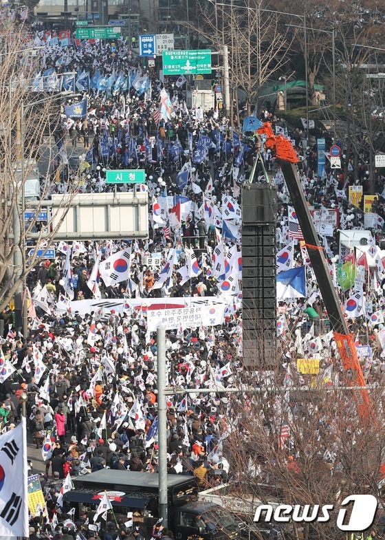 행진하는 태극기 집회 참가자들