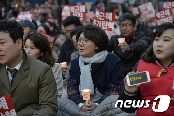 촛불 집회 참석한 안희정 지사 부인 민주원