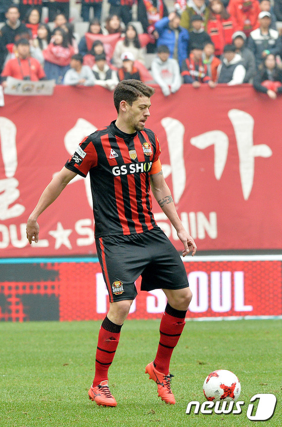 (서울=뉴스1) 박세연 기자 = 5일 서울 마포구 상암동 월드컵경기장에서 열린 프로축구 KEB하나은행 K리그 클래식 FC 서울과 수원 삼성 블루윙즈의 경기에서 오스마르(서울)가 패 …