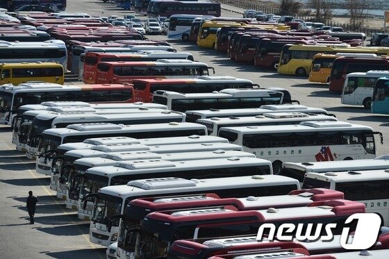 본문 이미지 - 6일 오후 서울 송파구 탄천공영주차장에 관광버스가 길게 줄지어 주차돼 있다. 한반도 사드(THAAD·고고도미사일방어체계) 배치에 반발한 중국이 자국민의 한국여행 규제에 나서면서 내수활성화의 핵심 축으로 관광업을 띄우려던 정부 계획이 차질을 빚게 됐다. 정부는 그동안 세법개정안, 무역투자진흥회의, 내수활성화 방안을 통해 중국 관광객 유치 정책을 확대해 왔으나, 최근 중국측의 한국 관광에 대한 보복적 조치에 대해 마땅한 대응책을 찾지 못한 채 고심하고 있다. 2017.3.6.뉴스1 ⓒ News1 민경석 기자