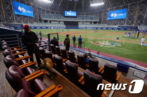 (서울=뉴스1) 이동원 기자 = \'2017 월드베이스볼클래식(WBC)\' 대회가 열리는 6일 서울 구로구 고척스카이돔에서 특공대와 수색견이 우발 상황에 대비해 사전 안전 점검을 …