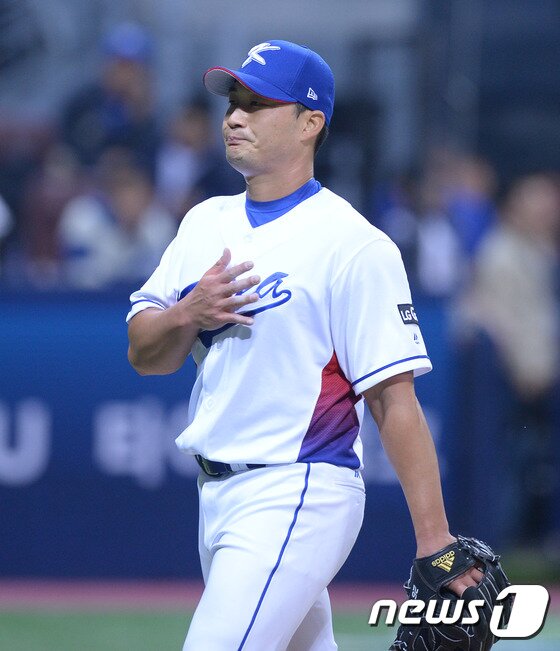 본문 이미지 - 6일 오후 서울 구로구 고척스카이돔에서 열린 2017년 월드베이스볼클래식(WBC) 1라운드 한국과 이스라엘의 경기에서 한국 오승환이 이스라엘 9회초 공격을 무실점으로 호투한 후 더그아웃으로 향하고 있다.2017.3.6/뉴스1 ⓒ News1 이동원 기자