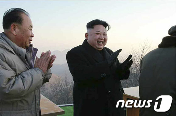 김정은 북한 국무위원장이 지난해 3월  평안북도 동창리 일대에서 탄도미사일 4발을 발사하는 모습을 시찰하고 있다.(노동신문 갈무리) ⓒ News1
