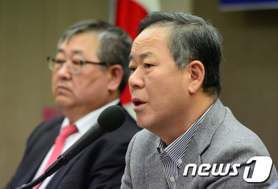 김평우 변호사, 보수인사들과 특검·검찰 비판 기자회견