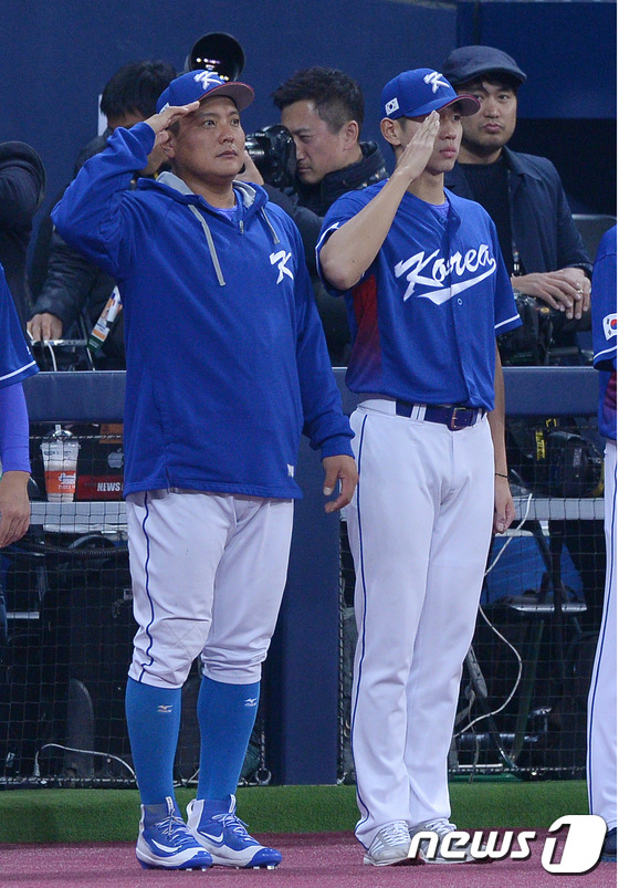 (서울=뉴스1) 이동원 기자 = 7일 오후 서울 구로구 고척스카이돔에서 열린 2017년 월드베이스볼클래식(WBC) 1라운드 한국과 네덜란드의 경기에서 한국대표팀이 국민의례를 하고 …