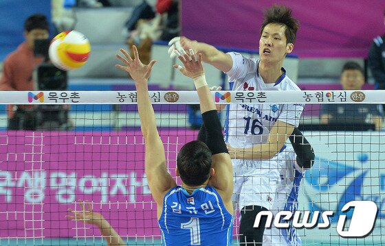 본문 이미지 - 7일 오후 인천 계양체육관에서 열린 '2016-2017 NH농협 V-리그' 대한항공 점보스와 삼성화재 블루팡스의 배구경기에서 진상헌이 스파이크를 시도하고 있다. 2017.3.7/뉴스1 ⓒ News1 구윤성 기자