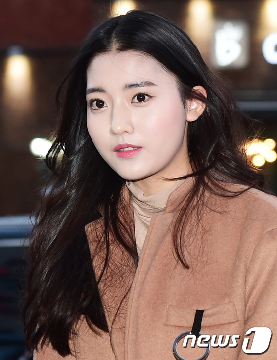 (서울=뉴스1스타) 권현진 기자 = 배우 정다빈이 7일 오후 서울 여의도 한 식당에서 열린 SBS 사전제작 드라마 ‘엽기적인 그녀’ 종방연에 참석하고 있다.