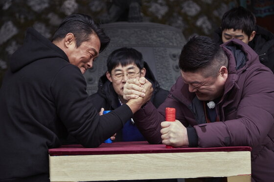 본문 이미지 - 강호동 추성훈이 ‘한끼줍쇼’에서 팔씨름 대결을 펼쳤다. ⓒ News1star / JTBC