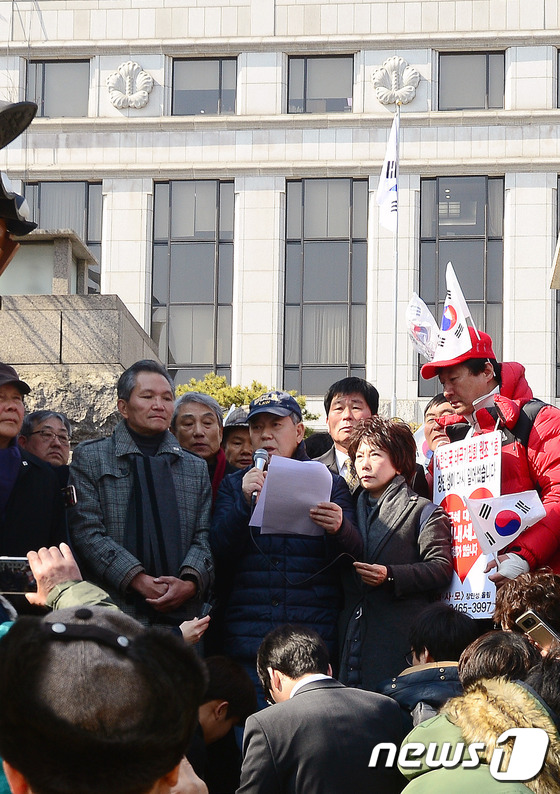 탄핵심판 선고일 공개 앞두고 기자회견한 김평우 변호사