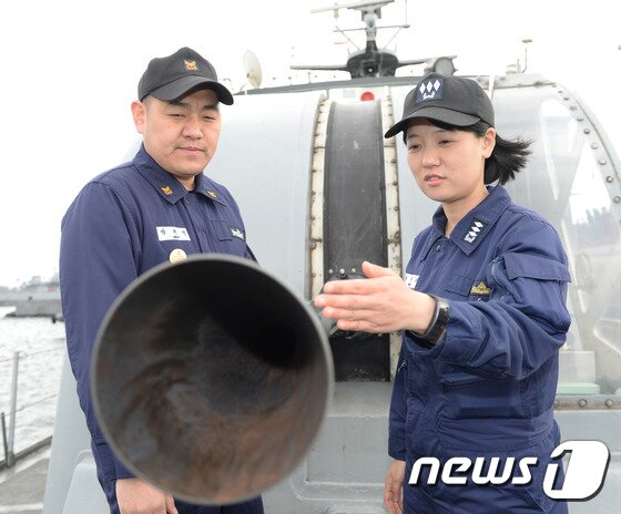 본문 이미지 - 해군1함대 최초의 여성 고속정 정장(참수리-317호정)인 박미나 대위(오른쪽)가 지난 7일 동해 군항에서 병기부사관과 40㎜ 함포의 사격능력에 대해 토의하고 있다. (해군 1함대 제공) 2017.3.8/뉴스1 ⓒ News1 서근영 기자