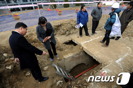 (청주=뉴스1) 김용빈 기자 = 충북 청주시 옛 주성중학교 운동장에서 6.25 전쟁 당시 군사시설로 활용된 것으로 보이는 구조물이 발견되었다. 8일 관계자들이 현장을 점검하고 있다 …