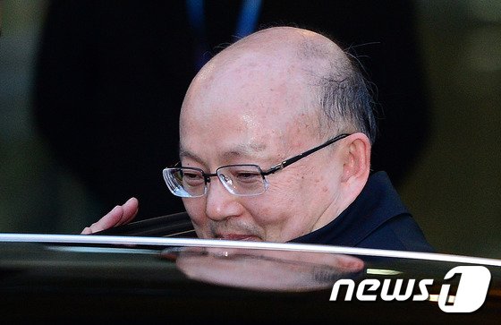 본문 이미지 - 안창호 헌법재판관이 8일 오후 서울 종로구 재동 헌법재판소에서 퇴근하고 있다. 2017.3.8/뉴스1 ⓒ News1 박지혜 기자