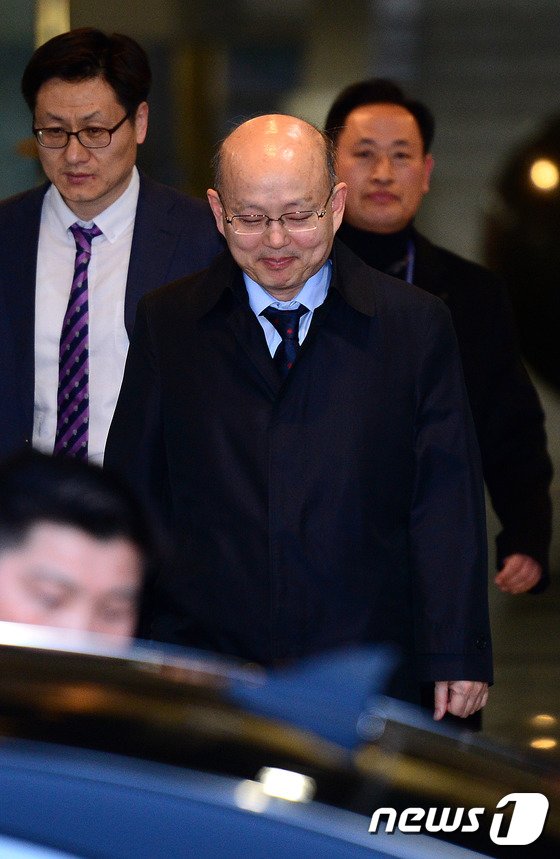 본문 이미지 - 안창호 헌법재판관이 8일 오후 서울 종로구 재동 헌법재판소에서 퇴근하고 있다. 헌재는 이날 “대통령 탄핵사건에 대한 결정 선고를 10일 오전 11시 한다”며 “방송 생중계를 허용할 방침”이라고 밝혔다. 2017.3.8/뉴스1 ⓒ News1 박지혜 기자