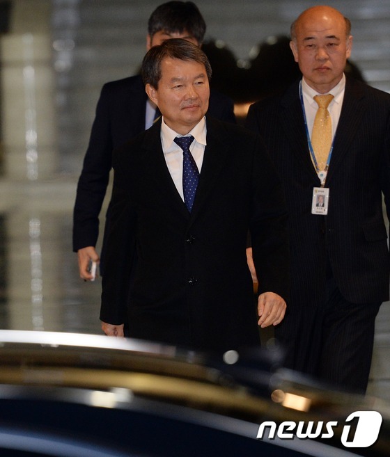 평의 마치고 퇴근하는 이진성 헌법재판관