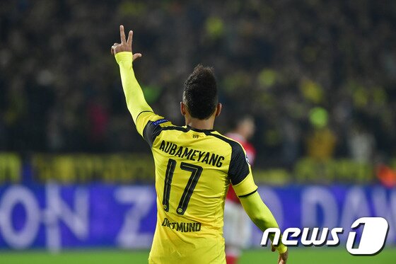 본문 이미지 - 도르트문트의 공격수 피에르 아우바메양이 9일(한국시간) 독일 도르트문트의 지그날 이두나 파크에서 열린 벤피카와의 2016-17 유럽축구연맹(UEFA) 챔피언스리그 16강 2차전에서 해트트릭을 달성한 뒤 세리머니를 하고 있다. ⓒ AFP=News1